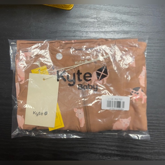 NWT Kyte Baby Bamboo Pig Zip Romper - Size 2T - Picture 1 of 2